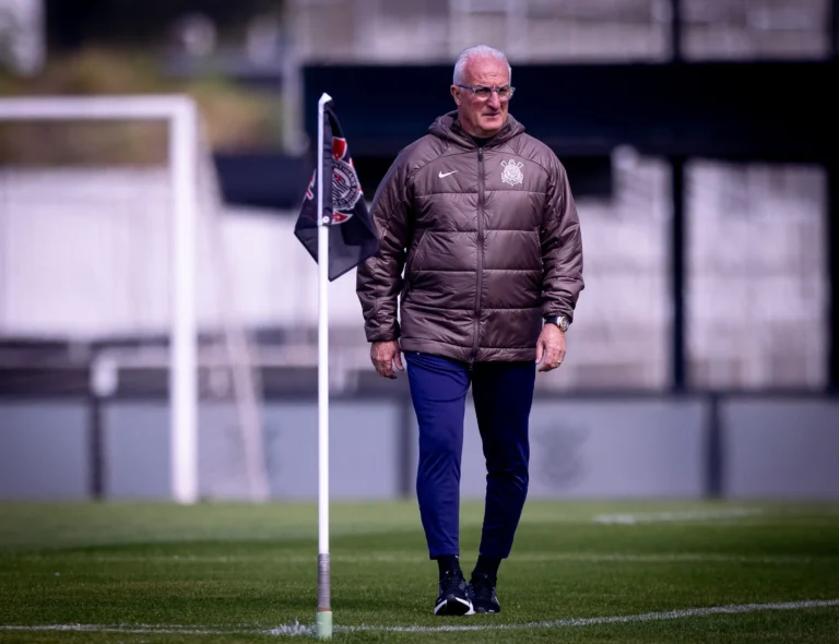 Escalação do Corinthians: Dorival prepara mudanças na defesa e substitui Yuri Alberto por Romero