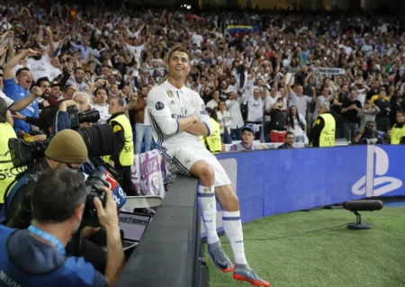 Ex-Real Madrid revela lado "super-humano" de Cristiano Ronaldo: "Comprou celular para todos os jogadores"