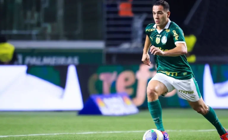 Ex-jogador do Palmeiras, Fabinho se envolve em confusão com o jogador Memphis Depay durante partida entre Corinthians e Bragantino