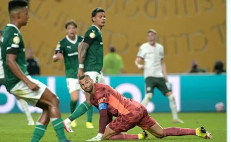 Fernando Prass é sincero sobre lance polêmico de Weverton em Chelsea x Palmeiras: “Muito difícil”