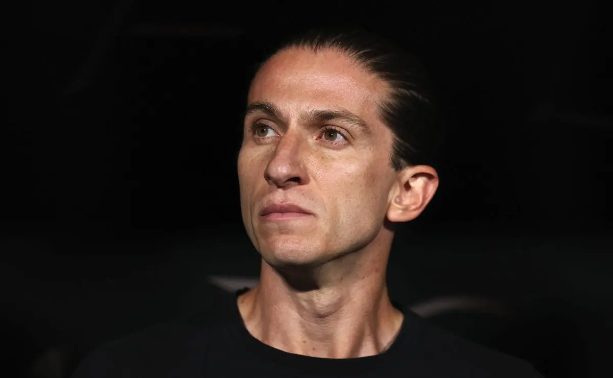 Filipe Luís, técnico do Flamengo, conversa por videoconferência com Mikey Johnston