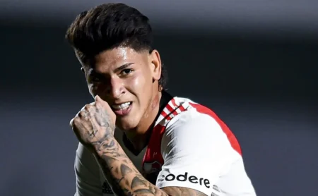 "Flamengo não para e busca reforços para o ataque" (ou) "Flamengo não para e investe em reforços para o ataque"