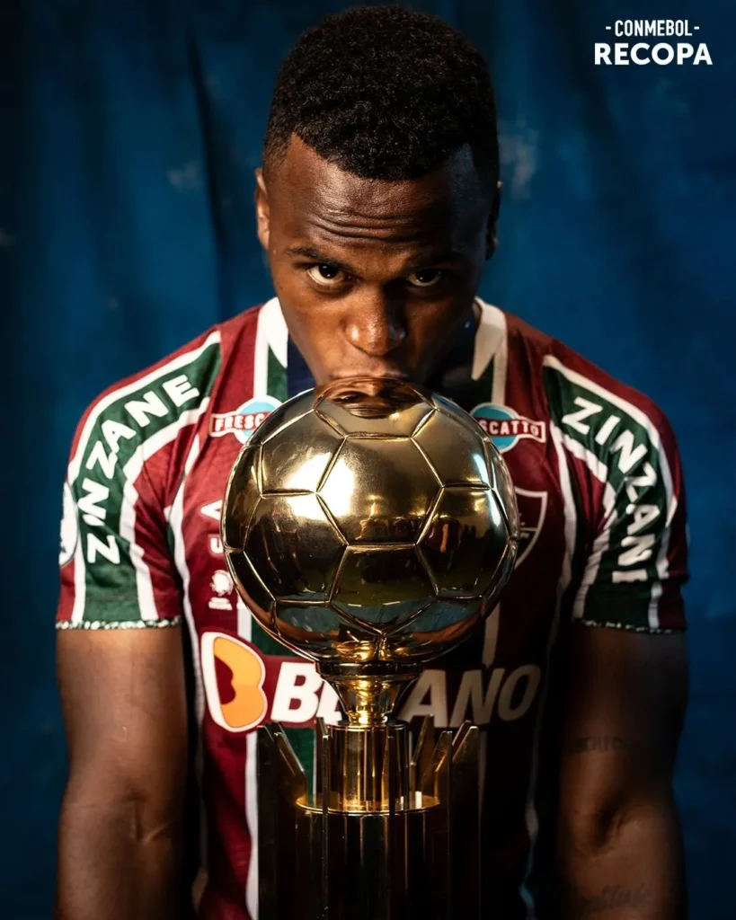 Garçom do Brasil e jogador de linha com mais jogos: o peso de Arias para a história do Fluminense