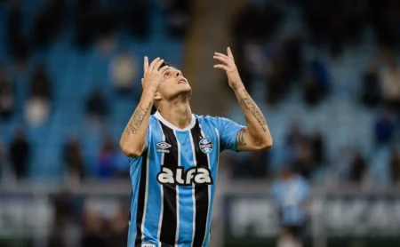 Grêmio recebe proposta de R$16,3 milhões e Racing oferece Pavón, torcida pressiona para a venda.