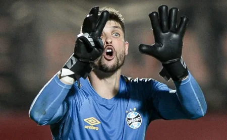 Grêmio sofre goleada e o técnico Tiago Volpi faz desabafo emotivo
