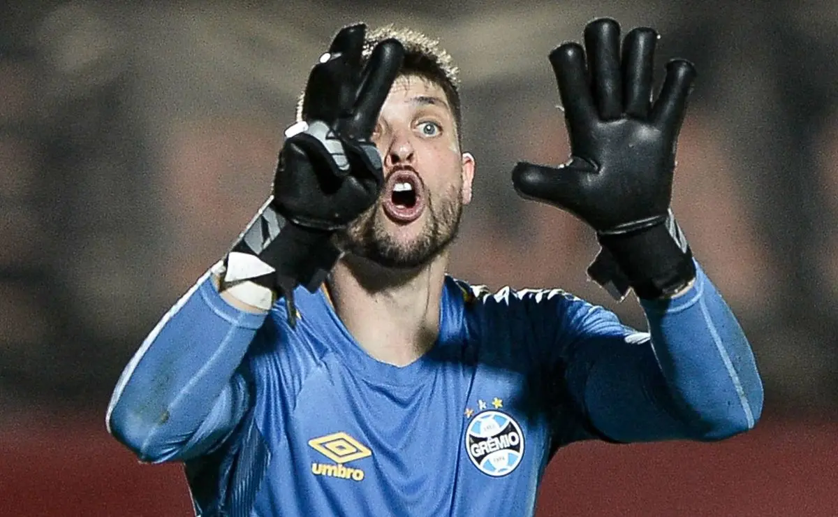 Grêmio sofre goleada e o técnico Tiago Volpi faz desabafo emotivo