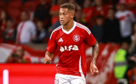 Internacional recebe sinalização positiva da FIFA e Vitinho deve ficar no clube