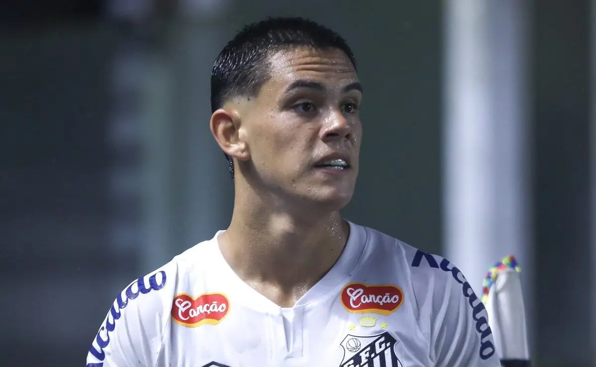 "JP Chermont perde espaço com Cléber Xavier e é visto como um bom candidato para a saída para o Benfica"