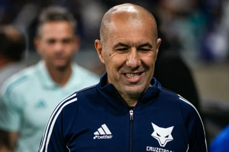 "Jardim descarta Cruzeiro e defende seu projeto para chegar à Libertadores".