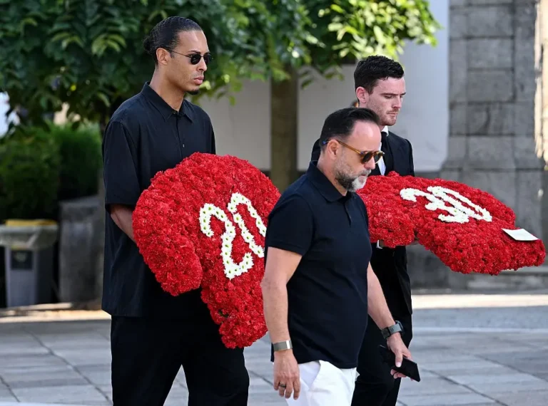 Jogadores e ex-jogadores prestam uma última homenagem no enterro de Diogo Jota; veja fotos