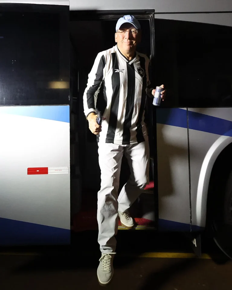 John Textor segue para Brasília para acompanhar jogo entre Botafogo e Vasco.