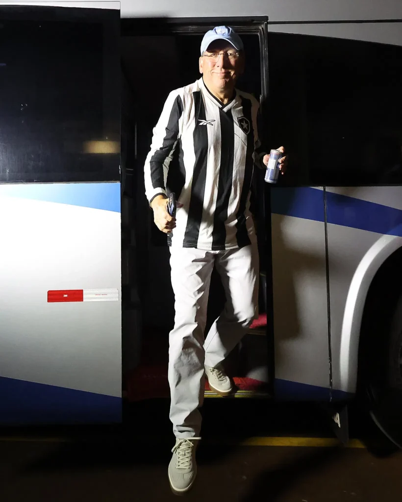 John Textor segue para Brasília para acompanhar jogo entre Botafogo e Vasco.