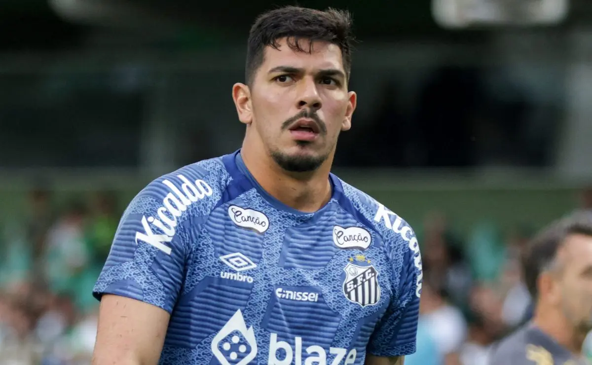"João Paulo pode deixar o Santos em empréstimo após consolidar o lugar de titular"