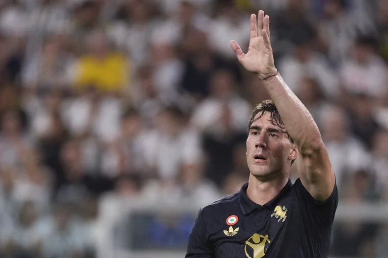 Juventus avalia rescindir contrato com atacante sérvio Vlahovic, diz imprensa italiana