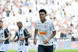 Lembra dele? Gustavo, ex-Corinthians e Criciúma, visita CT de time que o revelou