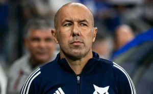 Leonardo Jardim não vê Cruzeiro como candidato ao título do Campeonato Brasileiro e detalha expectativas: “Objetivo conversado”