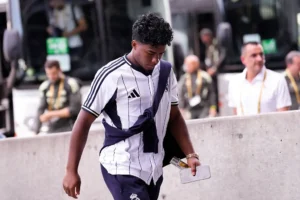 Lesão agravada leva Endrick a desfalcar a pré-temporada do Real Madrid.