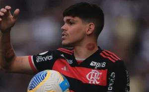 Lesão de Ayrton Lucas tem atualização: jogador do Flamengo passará por cirurgia