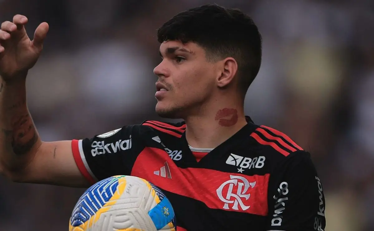 Lesão de Ayrton Lucas tem atualização: jogador do Flamengo passará por cirurgia