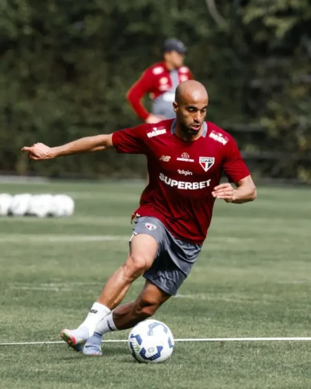 "Lucas Moura e Lucas Ferreira treinam com bola na reapresentação no São Paulo"