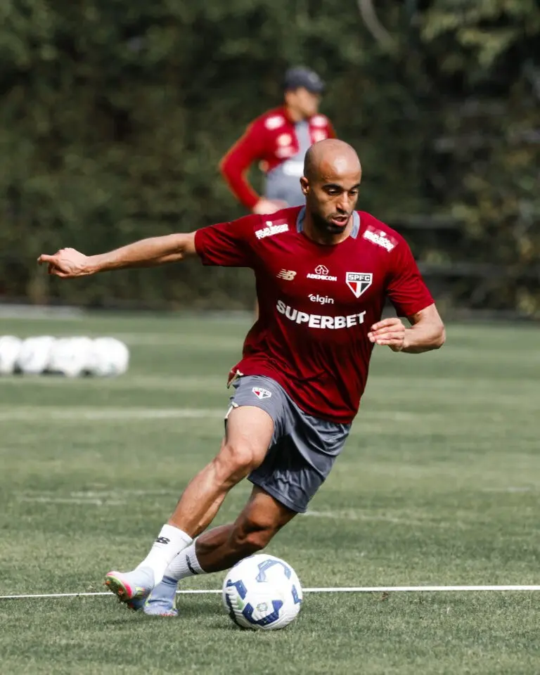 "Lucas Moura e Lucas Ferreira treinam com bola na reapresentação no São Paulo"