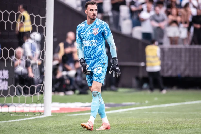 Matheus Donelli pode perder espaço no Corinthians