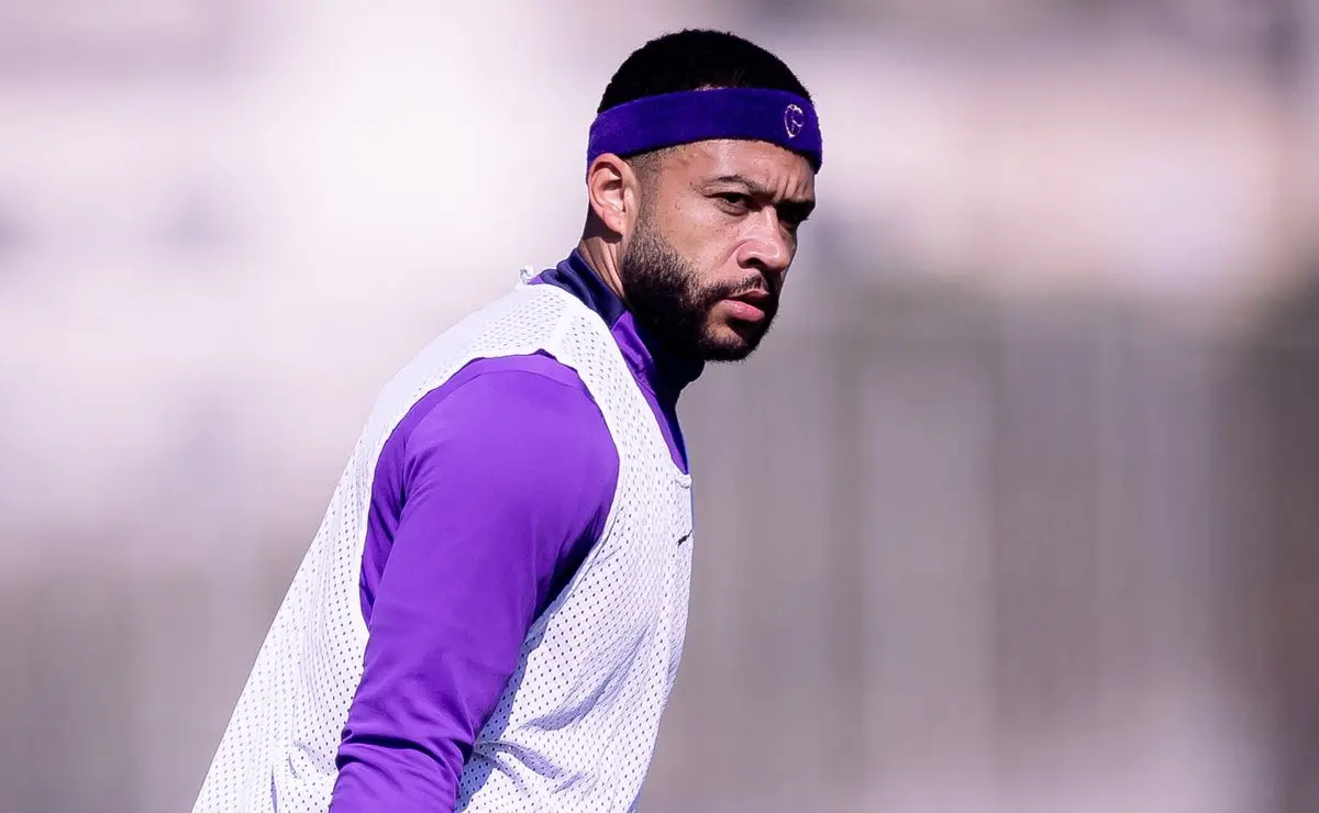 Memphis Depay será penalizado financeiramente pelo Corinthians por indisciplina.