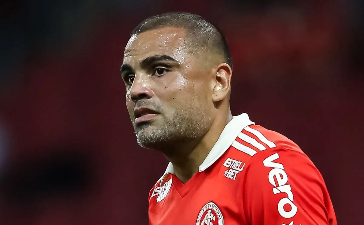 Mercado volta ao time e se torna opção para Roger escalá-lo contra o Vitória no Brasileirão