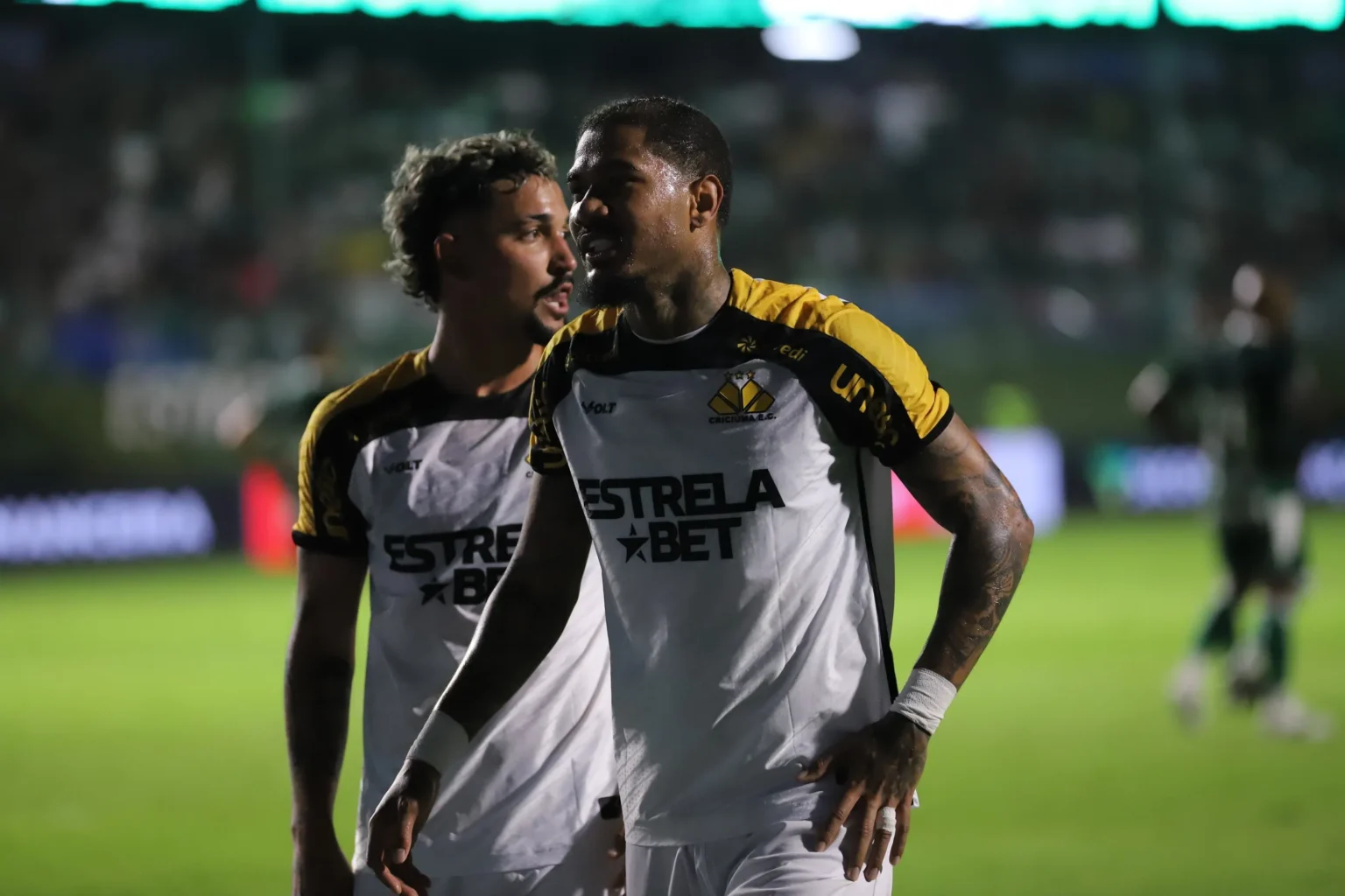 Motivos que dificultam a renovação de Zé Gabriel com o Criciúma