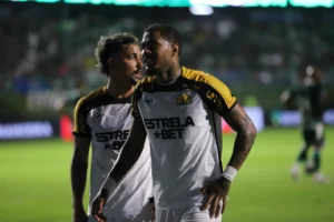 Motivos que dificultam a renovação de Zé Gabriel com o Criciúma