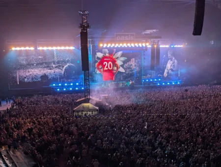 Oasis homenageia Diogo Jota em show de retorno após 16 anos