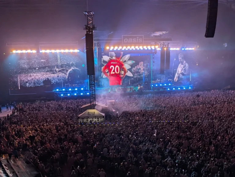 Oasis homenageia Diogo Jota em show de retorno após 16 anos