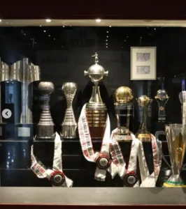 "Palmeiras provoca São Paulo: 'Venha ao Allianz para conhecer a taça do Mundial'" " 'Aqui temos três oportunidades'" foi removido para melhorar a qualidade do título.