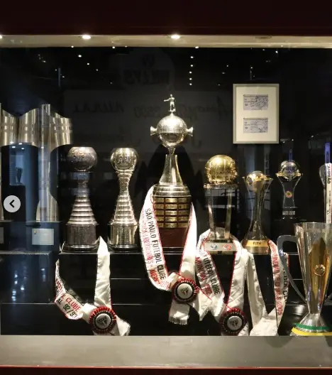 "Palmeiras provoca São Paulo: 'Venha ao Allianz para conhecer a taça do Mundial'" " 'Aqui temos três oportunidades'" foi removido para melhorar a qualidade do título.