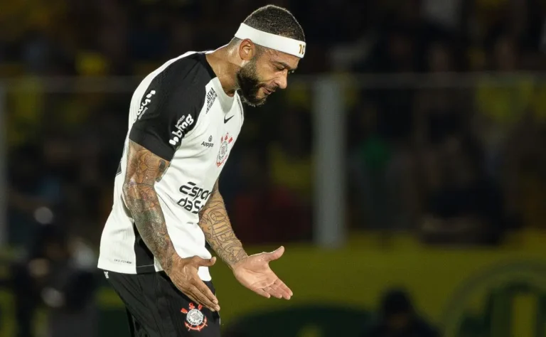 Presidente do Corinthians quer se distanciar de Memphis Depay após nova falta em treino