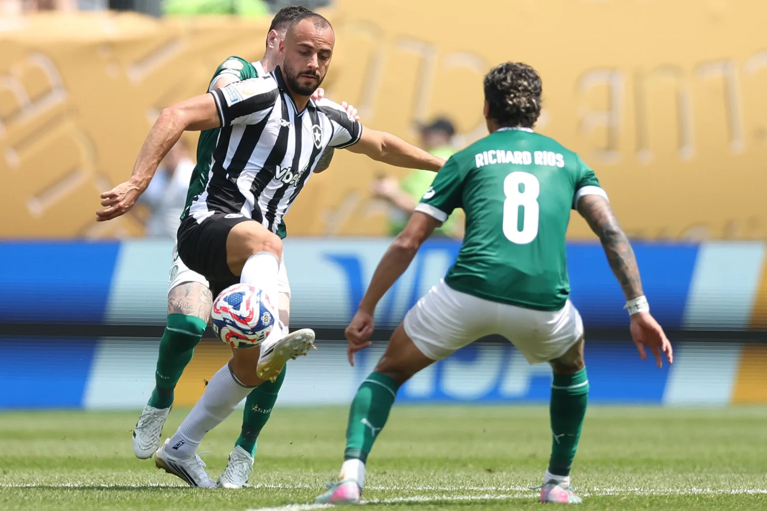 Sem Igor Jesus e Paiva: Arthur Cabral assume liderança no Botafogo