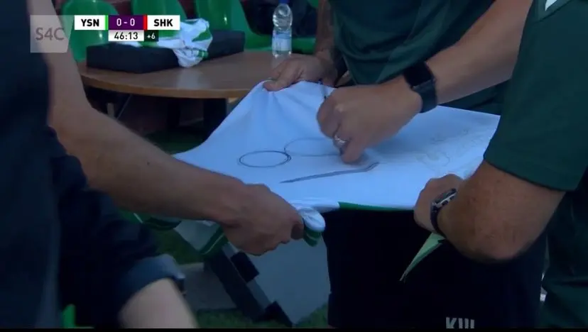 "Sem Uniforme, Jogador usa Letra Desenhada à Caneta"