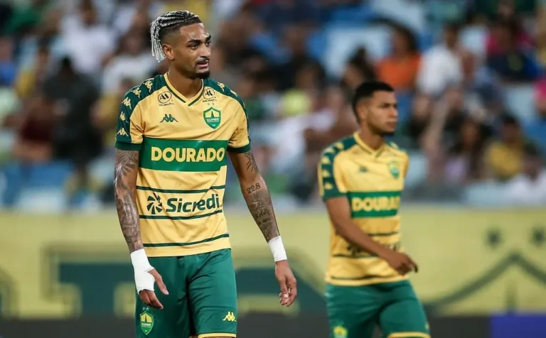 Sport e Cuiabá confirmam troca de Carlos Alberto e Derik Lacerda
