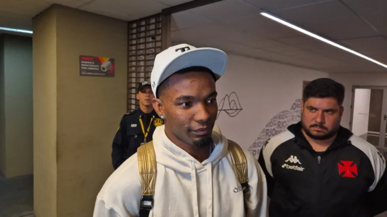 Thiago Mendes chega ao Rio para se apresentar ao Vasco e falar sobre Diniz e sua condição de recuperação