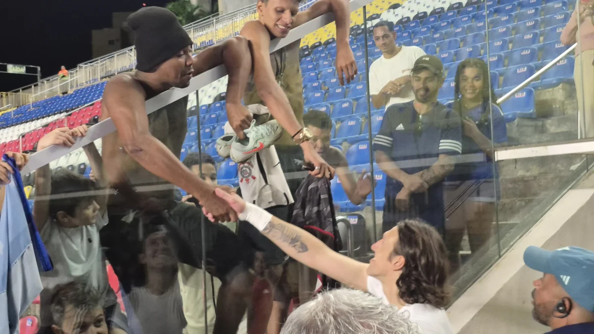Torcedor do Corinthians chora ao ganhar chuteira de Cássio do Cruzeiro: "Obrigado por 2012"