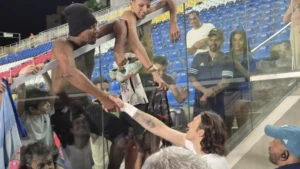 Torcedor do Corinthians chora ao ganhar chuteira de Cássio do Cruzeiro: "Obrigado por 2012"