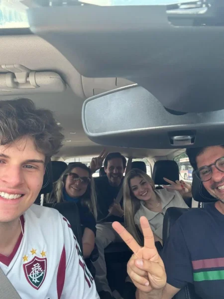 Torcedores do Fluminense dão carona à família de zagueiro do PSG para Nova York