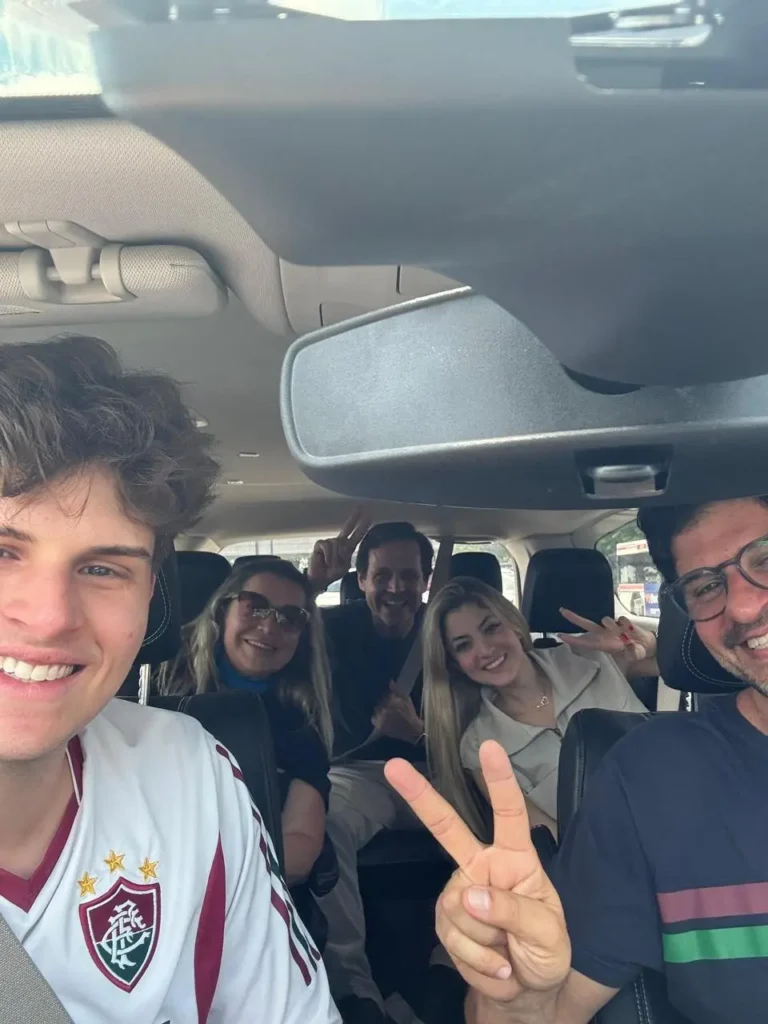 Torcedores do Fluminense dão carona à família de zagueiro do PSG para Nova York