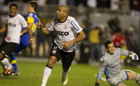 "Torcida do Corinthians critica elenco atual em comparações com ídolos de 2012"