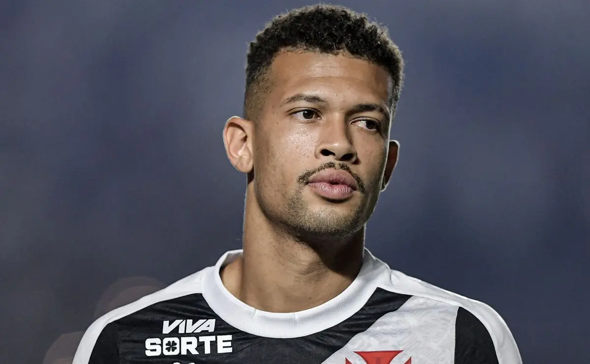 Torcida do Vasco perde a paciência e questiona João Victor: “Até quando vai continuar errando…”