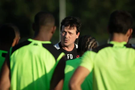 Vasco vai contratar um zagueiro? Veja o que sabemos sobre a janela de transferências