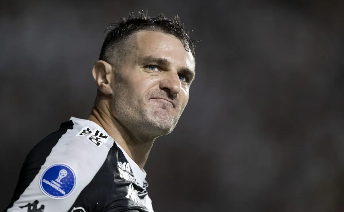 Vegetti, do Vasco, avalia longo período de treinamento e comenta sobre o técnico Fernando Diniz