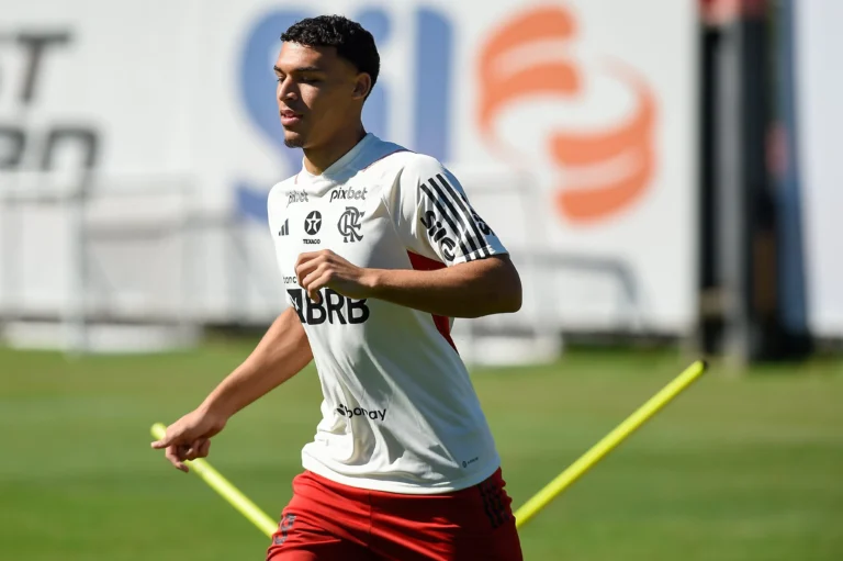 Victor Hugo deixa o Flamengo após recusa de proposta de R$ 107 milhões.
