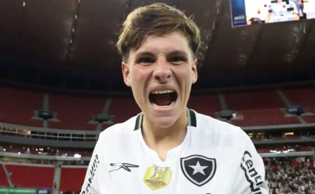 Álvaro Montoro celebra conquista no clássico e louva a unidade da equipe do Botafogo