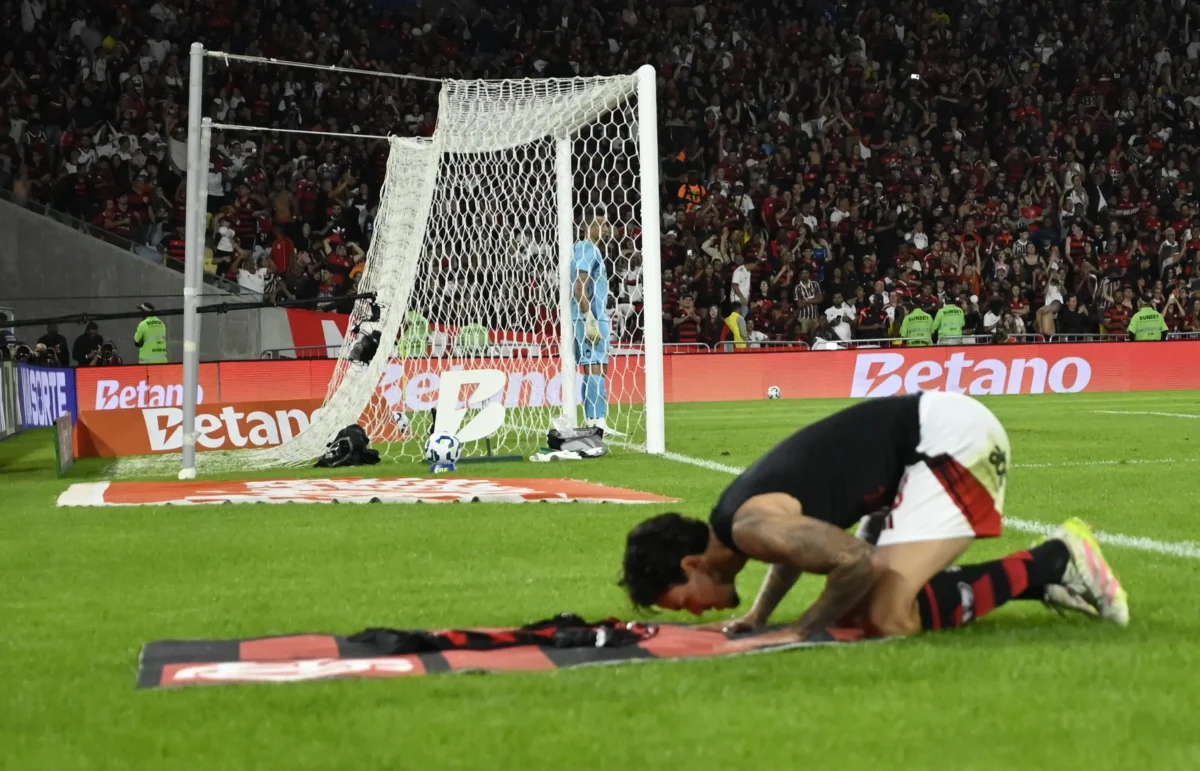 300 vezes o ídolo do Flamengo: atacante alcança marca com títulos, gols e polêmicas. 300 vezes o ídolo do Flamengo: atacante alcança marca com títulos, gols e polêmicas.